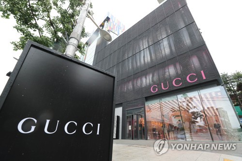 La foto, tomada el 28 de mayo de 2021, muestra la tienda insignia de la marca italiana de lujo Gucci en Seúl, que abrió el mismo día. La tienda GucciGaok, que lleva el nombre de la casa tradicional coreana "gaok", es un edificio moderno adornado con la elegancia de la tradición coreana.