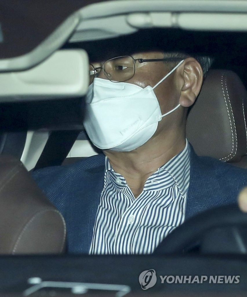 Vice Justice Minister Lee Yong-gu leaves the Seoul Metropolitan Police Agency in a car in the South Korean capital on May 31, 2021, after undergoing 19 hours of questioning over allegations that he pressured a taxi driver he assaulted to destroy related evidence. (Yonhap)