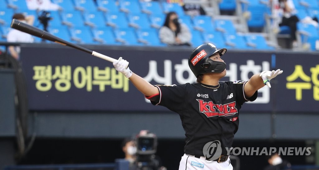 In this file photo from June 2, 2021, Kang Baek-ho of the KT Wiz hits a two-run home run against the LG Twins in the top of the third inning of a Korea Baseball Organization regular season game at Jamsil Baseball Stadium in Seoul. (Yonhap)