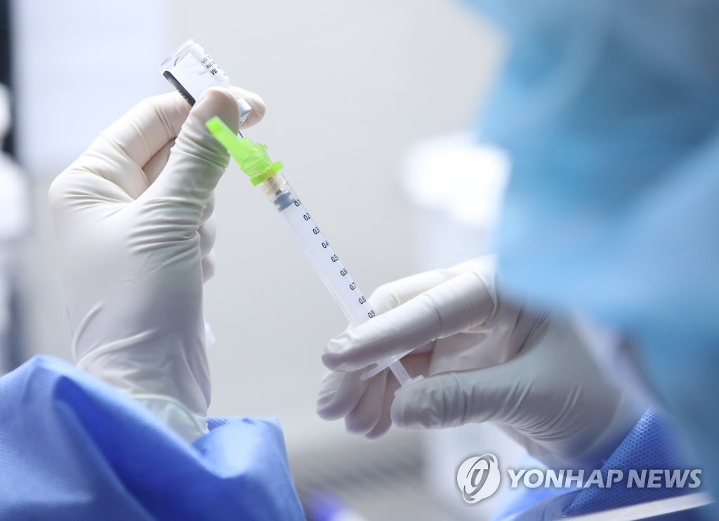 A medical worker prepares to administer Pfizer's COVID-19 vaccine at a vaccination center in northern Seoul on June 3, 2021. (Yonhap)