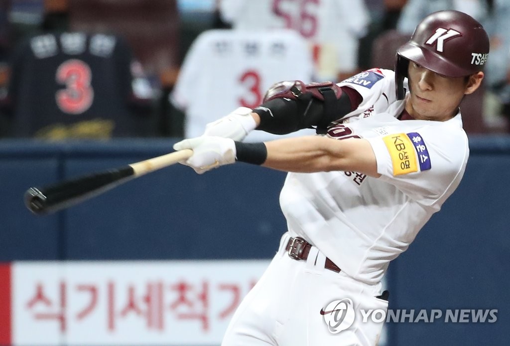 In this file photo from June 3, 2021, Lee Jung-hoo of the Kiwoom Heroes hits an RBI single against the Lotte Giants in the bottom of the fourth inning of a Korea Baseball Organization regular season game at Gocheok Sky Dome in Seoul. (Yonhap)