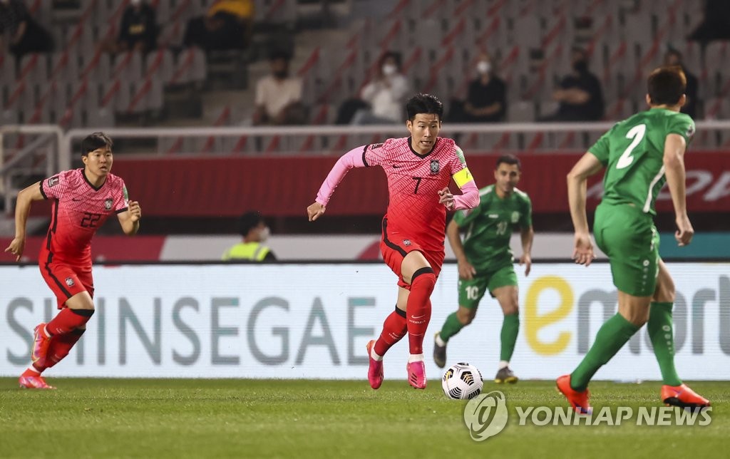 Le capitaine sud-coréen Son Heung-min tente une offensive contre le Turkménistan lors d'un match du groupe H du deuxième tour des qualifications Asie pour la Coupe du monde 2022 au stade de Goyang, dans la province du Gyeonggi, le 5 juin 2021.