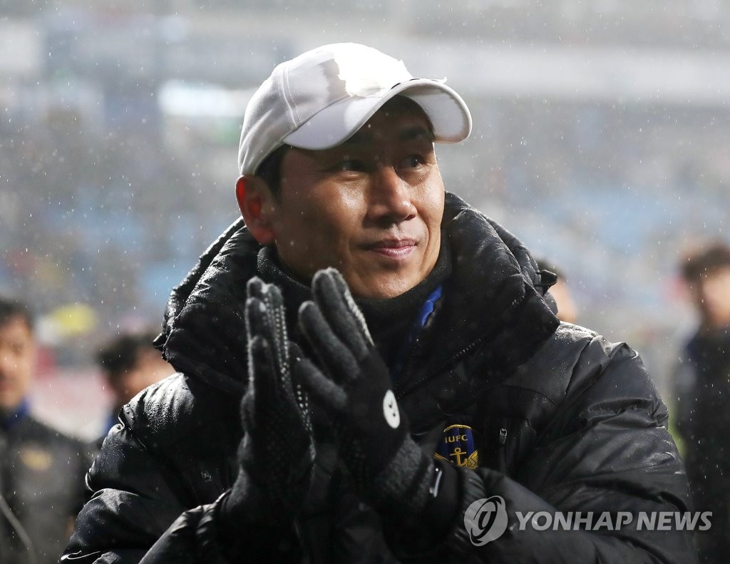 This file photo from Nov. 24, 2019, shows Yoo Sang-chul, then head coach of Incheon United, following a K League 1 match against Sangju Sangmu at Incheon Football Stadium in Incheon, 40 kilometers west of Seoul. (Yonhap)
