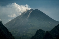 화산 활동 지속하는 인도네시아 므라피 화산