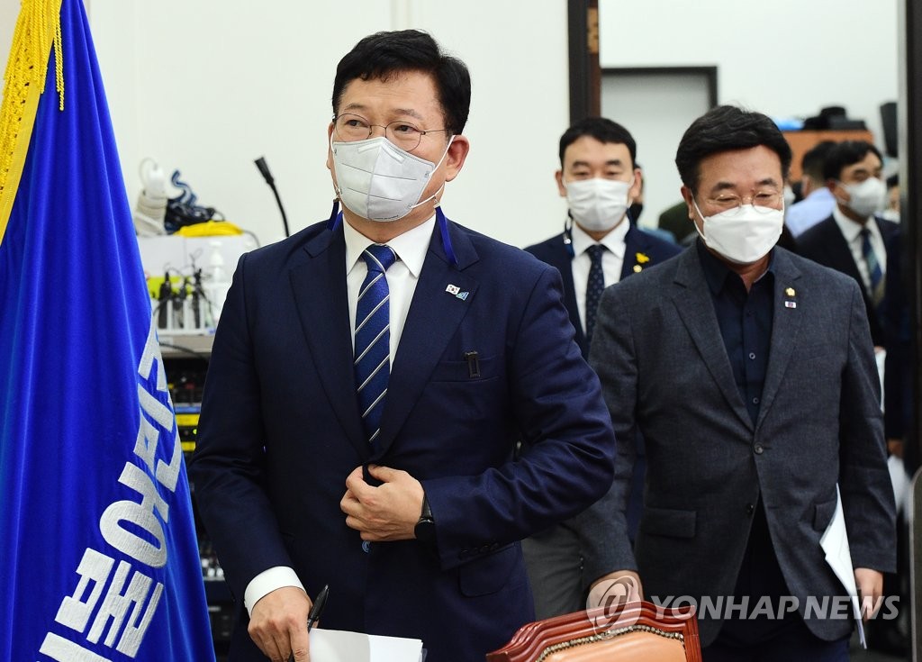 إغلاق البرلمان الكوري بعد إصابة نائب من الحزب الحاكم ومساعديه بفيروس كورونا - 1