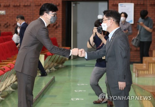 지난 6월 10일 오후 경기도 정부과천청사 법무부 대강당에서 열린 검찰 고위간부 보직변경 신고식에서 박범계 법무부 장관이 보직 변경 신고를 마친 한동훈 사법연수원 부원장과 주먹을 부딪치며 인사하고 있다. [연합뉴스 자료사진]