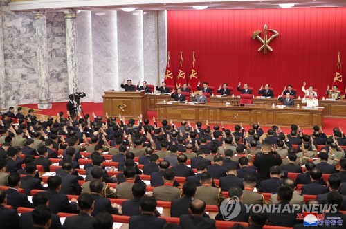 북한 노동당 3일차 전원회의…오른손 들며 '동의'