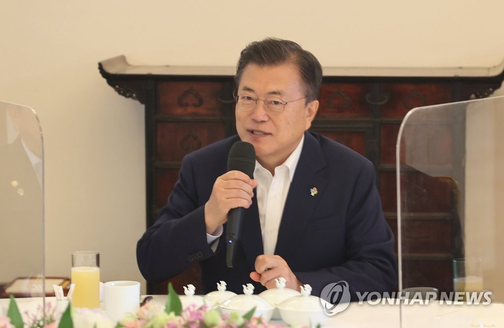 Le président Moon Jae-in lors de la rencontre avec les chefs des cinq institutions constitutionnelles, le mercredi 30 juin 2021. 
