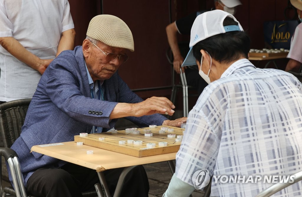 '백신 접종자 실외 마스크 착용 완화' 마스크 벗고 두는 장기