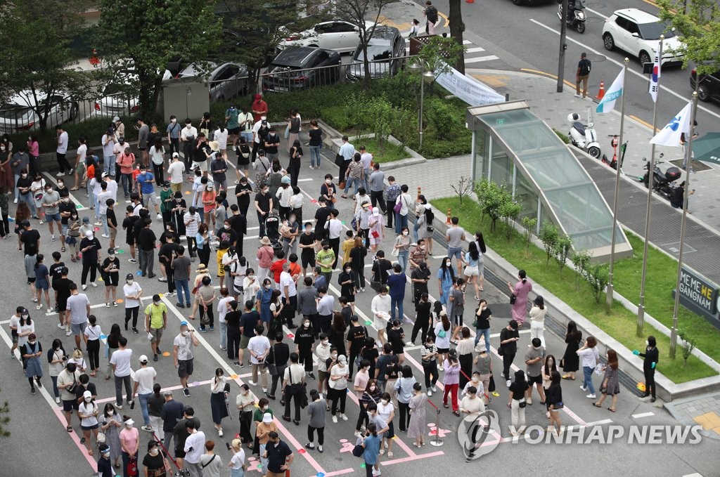 Citizens wait in a long line on July 12, 2021, to receive COVID-19 tests at a state health center in southern Seoul. (Yonhap)