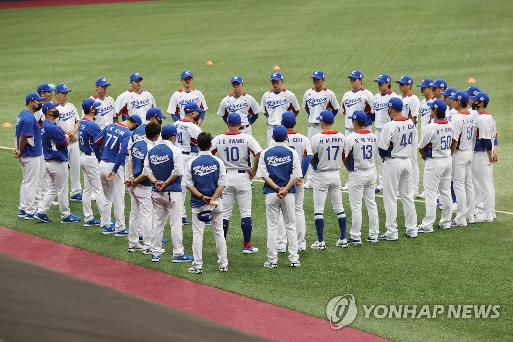 South Korean Olympic baseball players huddle around on the field before the start of their practice at Gocheok Sky Dome in Seoul on July 17, 2021. (Yonhap)