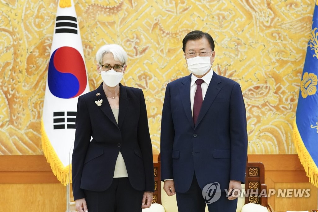 President Moon Jae-in (R) and U.S. Deputy Secretary of State Wendy Sherman pose for a commemorative photo during a meeting at Cheong Wa Dae in Seoul on July 22, 2021, in this photo provided by Moon's office. (PHOTO NOT FOR SALE) (Yonhap)