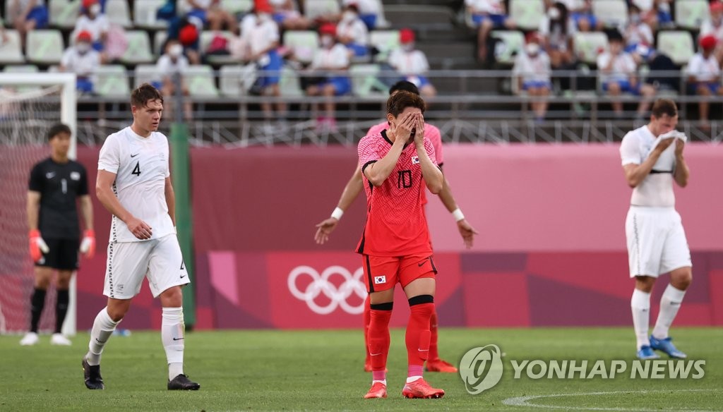Lee Dong-gyeong of South Korea (C) reacts to a goal by New Zealand during a 1-0 loss in the teams' Group B match at the Tokyo Olympic men's football tournament at Ibaraki Kashima Stadium in Kashima, Japan, on July 22, 2021. (Yonhap)