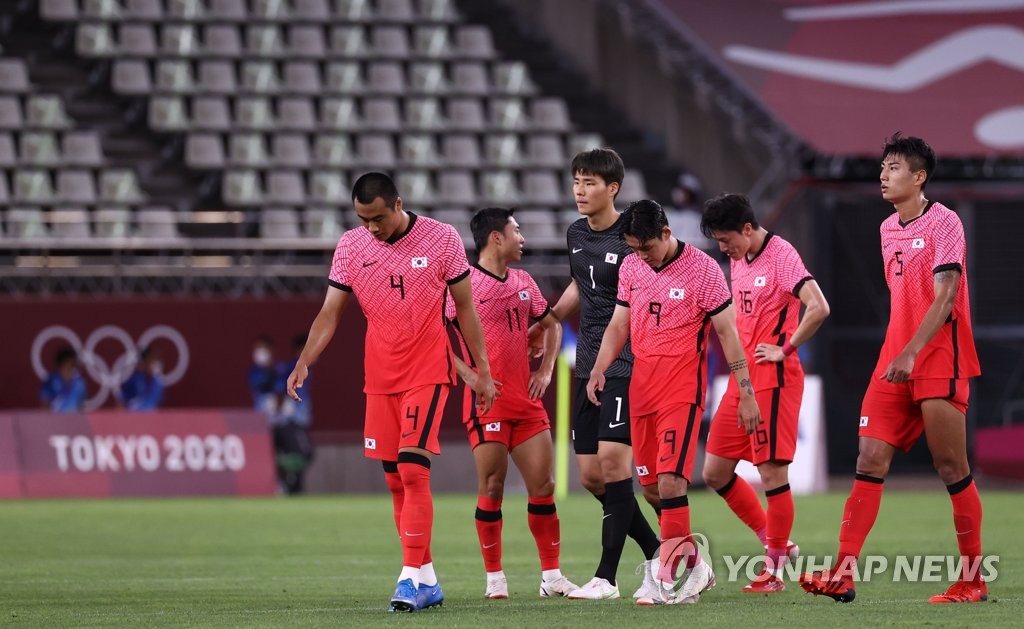 South Korean players walk off the field at Ibaraki Kashima Stadium in Kashima, Japan, on July 22, 2021, after losing to New Zealand 1-0 in Group B match of the Tokyo Olympic men's football tournament. (Yonhap)