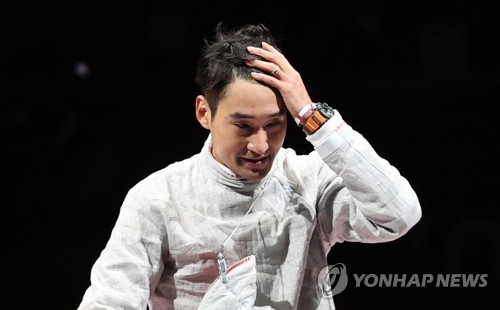 (LEAD) (Olympics) S. Korean Kim Jung-hwan wins fencing bronze in men's sabre