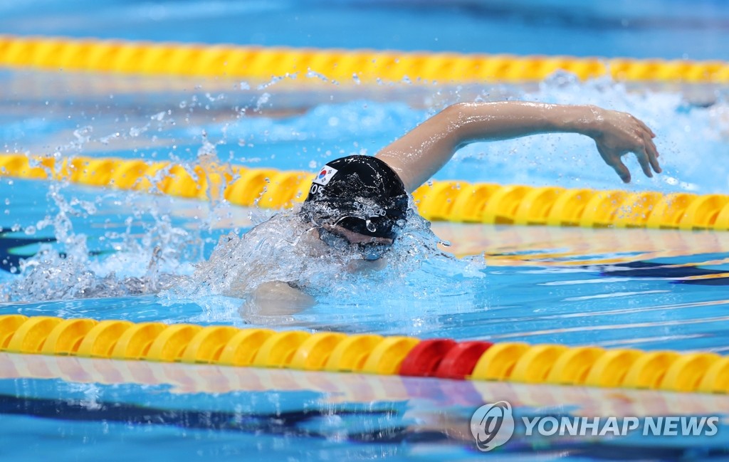 Hwang Sun-woo of South Korea competes in the semifinals for the men's 200m freestyle swimming event at the Tokyo Olympics at Tokyo Aquatics Centre in Tokyo on July 26, 2021. (Yonhap)