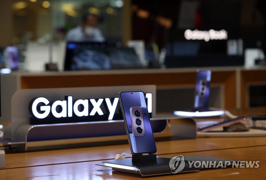 This photo taken July 29, 2021, shows Samsung Electronics Co.'s Galaxy S21 smartphone displayed at an electronics shop in Seoul. (Yonhap)