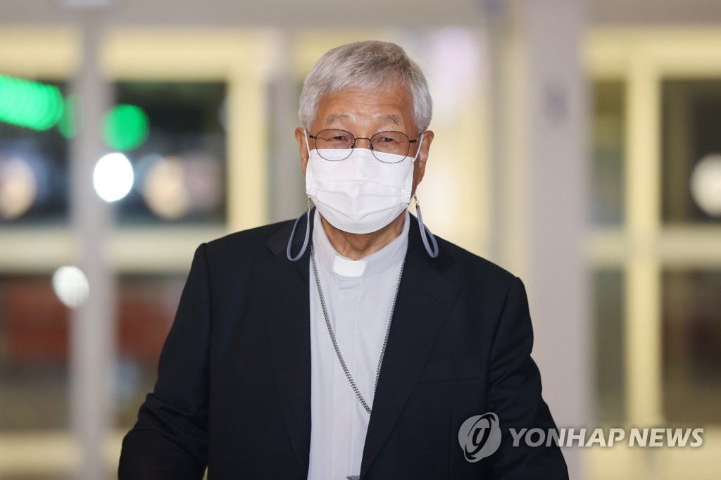 Le premier préfet sud-coréen de la Congrégation pour le clergé du Saint-Siège, Lazare You Heung-sik, arrive à l'aéroport international d'Incheon le jeudi 29 juillet 2021 pour se diriger vers le Vatican. 