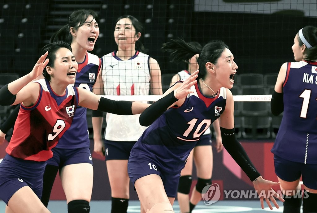 (LEAD) (Olympics) S. Korea beats Japan to secure quarterfinal berth in women's volleyball