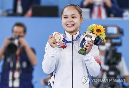 (Olympics) Gymnast wins vault bronze to join her father, high jumper sets record