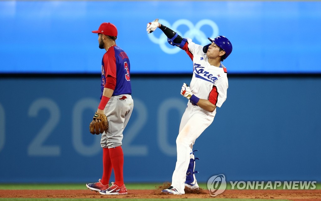 Lee Jung-hoo of South Korea celebrates his game-tying double against the Dominican Republic in the bottom of the ninth inning of the teams' first round game of the Tokyo Olympic baseball tournament at Yokohama Stadium in Yokohama, Japan, on Aug. 1, 2021. (Yonhap) 