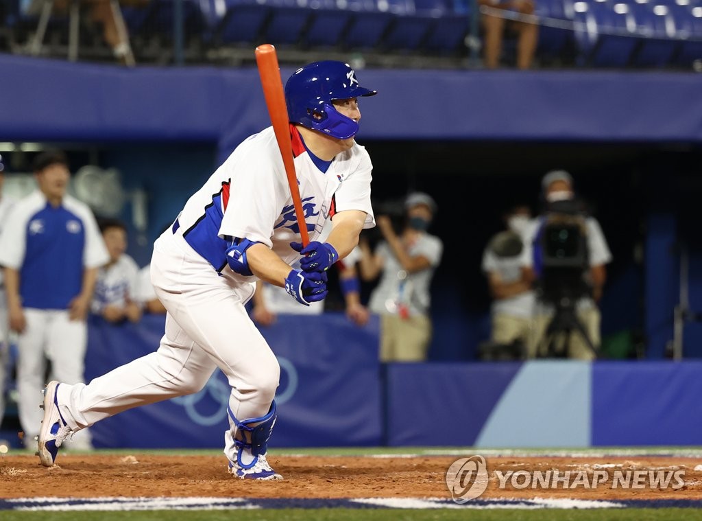 Kim Hyun-soo of South Korea delivers a ninth-inning walk-off hit against the Dominican Republic in the teams' first round game of the Tokyo Olympic baseball tournament at Yokohama Stadium in Yokohama, Japan, on Aug. 1, 2021. (Yonhap)