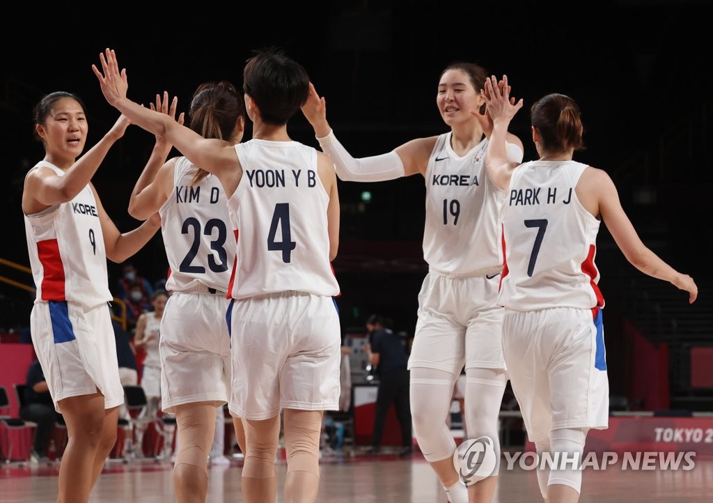 2020 도쿄올림픽 조별리그에서 세르비아와 경기하던 한국 여자 농구 대표팀 선수들.
