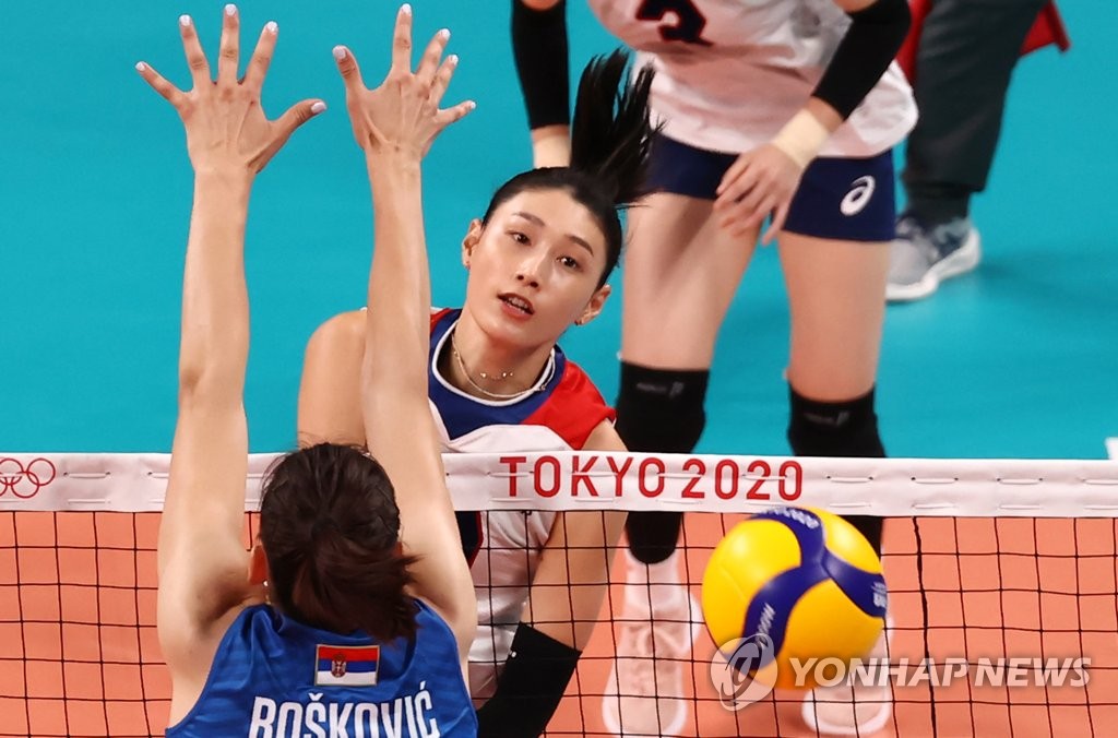 Kim Yeon-koung of South Korea (C) hits a spike past Tijana Boskovic of Serbia during the teams' Pool A match of the Tokyo Olympic women's volleyball tournament at Ariake Arena in Tokyo on Aug. 2, 2021. (Yonhap)