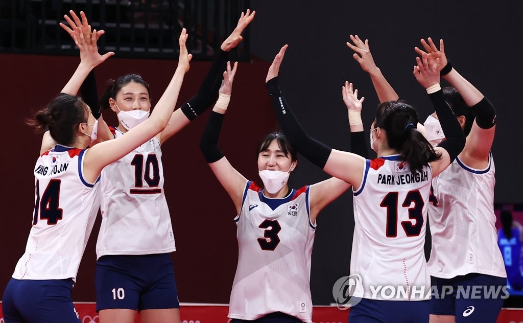 South Korean players cheer on their teammates during a Pool A match against Serbia in the Tokyo Olympic women's volleyball tournament at Ariake Arena in Tokyo on Aug. 2, 2021. (Yonhap)