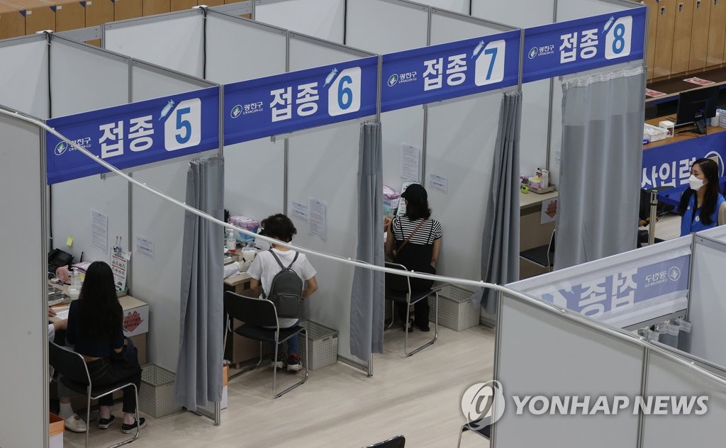 Citizens receive COVID-19 vaccine shots at a gym in eastern Seoul on Aug. 3, 2021. (Yonhap)