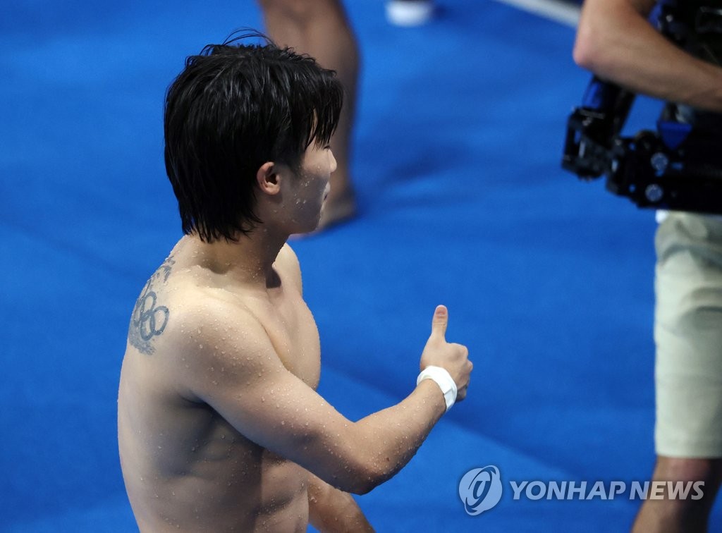 Woo Haram of South Korea gives a thumbs-up during the final of the men's 3m springboard diving event at the Tokyo Olympics at Tokyo Aquatics Centre in Tokyo on Aug. 3, 2021. (Yonhap)
