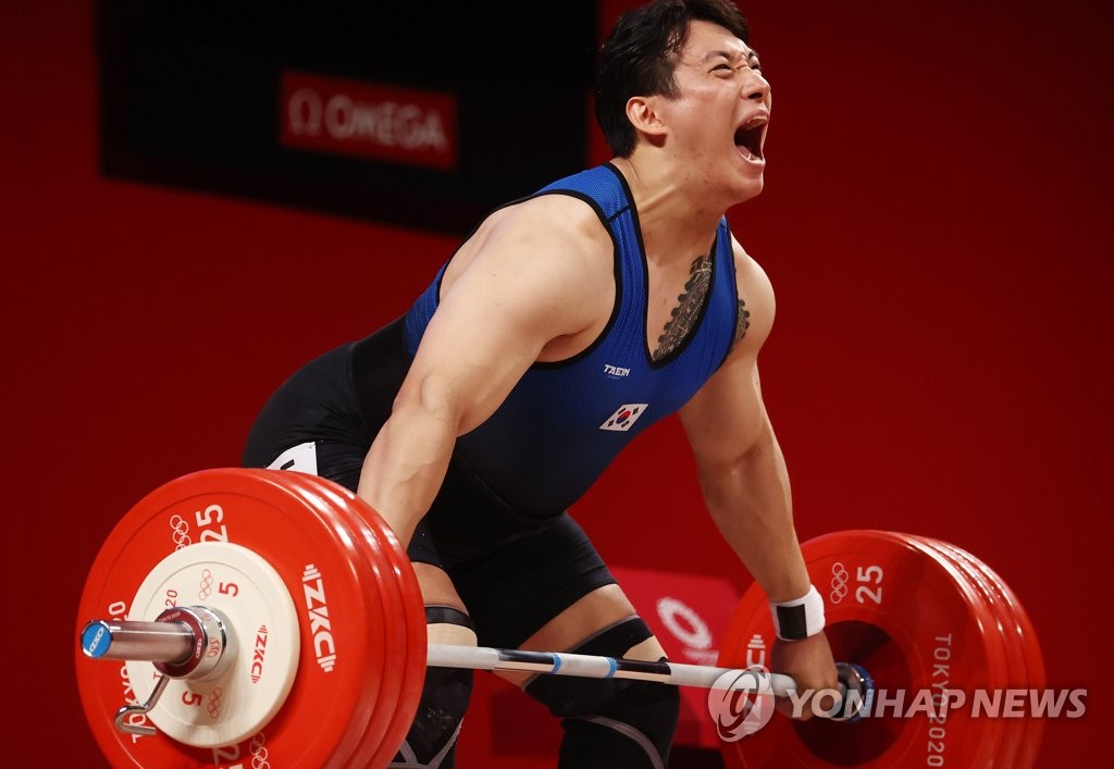 Jin Yun-seong of South Korea tries to lift 185kg in snatch during the men's 109kg weightlifting event at the Tokyo Olympics at Tokyo International Forum in Tokyo on Aug. 3, 2021. (Yonhap)