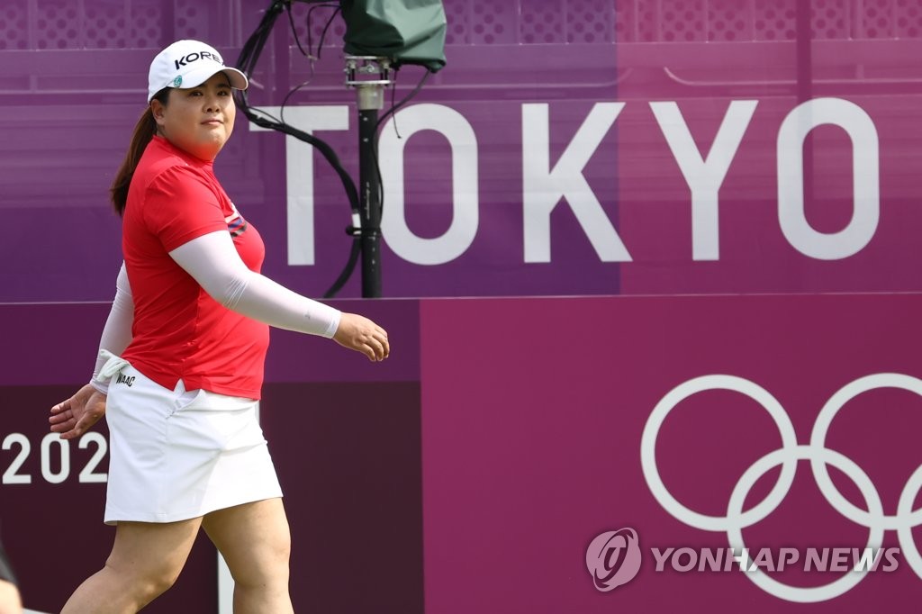 Park In-bee of South Korea walks to the first tee in the opening round of the Tokyo Olympic women's golf tournament at Kasumigaseki Country Club in Saitama, Japan, on Aug. 4, 2021. (Yonhap)