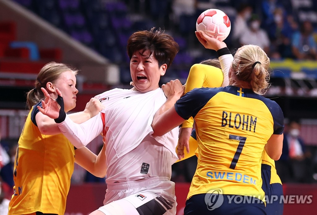 Ryu Eun-hee of South Korea (C) tries to score against Sweden in the quarterfinals of the Tokyo Olympic women's handball tournament at Yoyogi National Stadium in Tokyo on Aug. 4, 2021. (Yonhap)