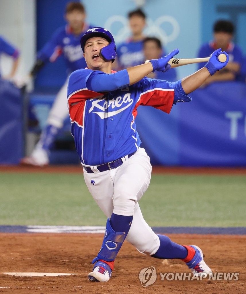 Hwang Jae-gyun of South Korea strikes out against Japan in the top of the fifth inning in the semifinals of the Tokyo Olympic baseball tournament at Yokohama Stadium in Yokohama, Japan, on Aug. 4, 2021. (Yonhap)