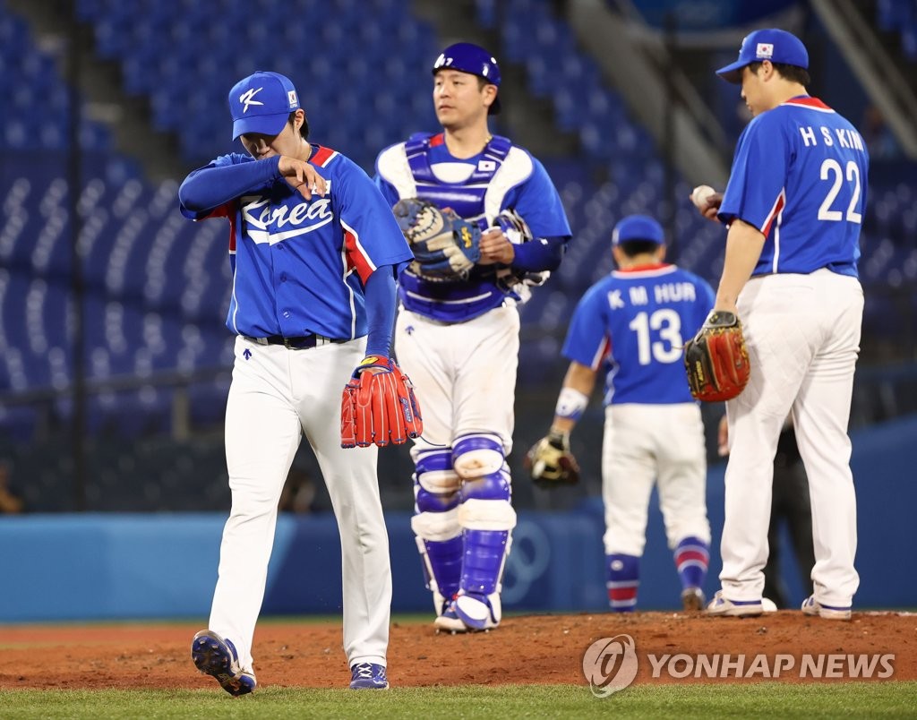 Won Tae-in of South Korea (L) leaves the mound against the United States in the bottom of the sixth inning of the teams' semifinal game of the Tokyo Olympic baseball tournament at Yokohama Stadium in Yokohama, Japan, on Aug. 5, 2021. (Yonhap)