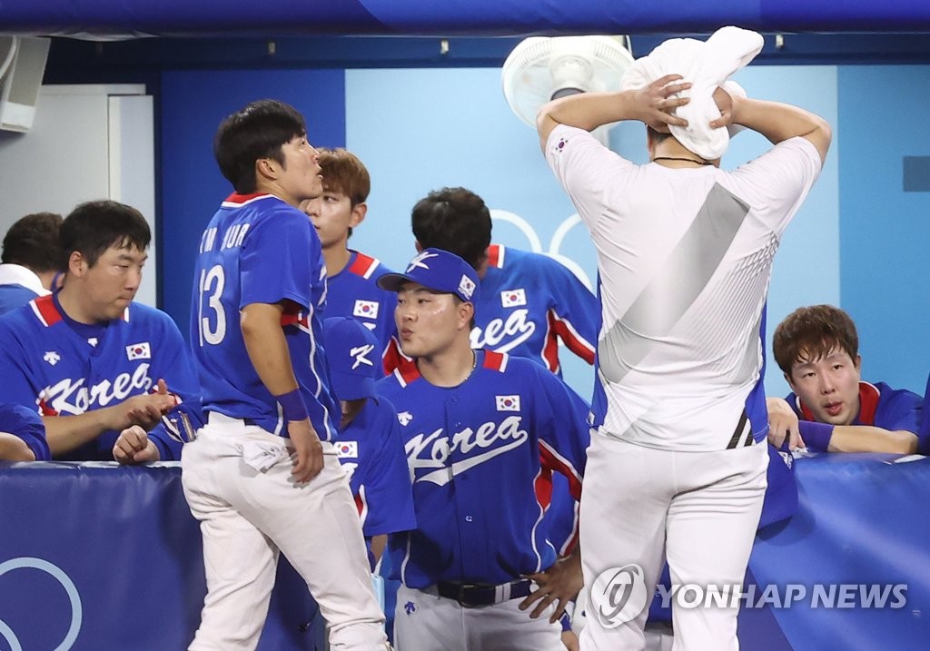 South Korean players react to their 7-2 loss to the United States in the teams' semifinal game of the Tokyo Olympic baseball tournament at Yokohama Stadium in Yokohama, Japan, on Aug. 5, 2021. (Yonhap)