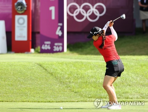 (Olympics) S. Korean golfer hoping for final round magic with signature red pants