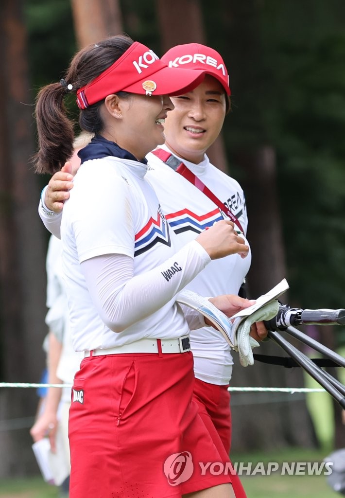 South Korea coach Pak Se-ri (R) pats Ko Jin-young on the back after the final round of the Tokyo Olympic women's golf tournament at Kasumigaseki Country Club in Saitama, Japan, on Aug. 7, 2021. (Yonhap)