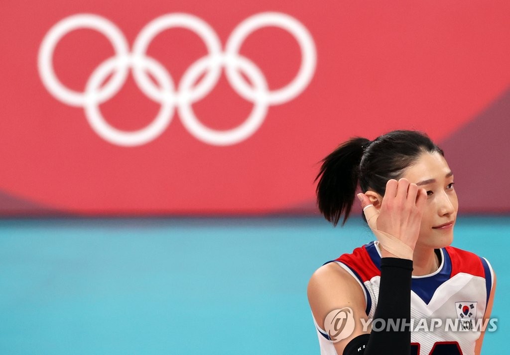 Kim Yeon-koung après la défaite face à la Serbie lors du match pour la médaille de bronze dans le cadre du tournoi de volley-ball féminin des Jeux olympiques de Tokyo le dimanche 8 août 2021 à l'aréna d'Ariake dans la capitale japonaise. 