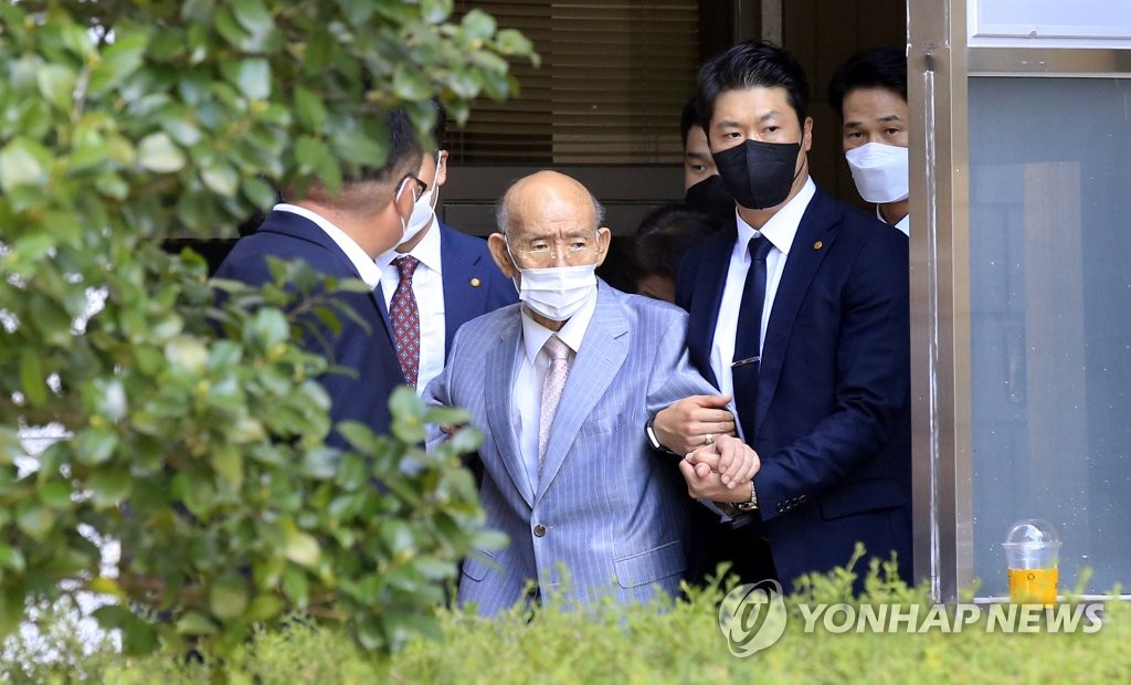 Former President Chun Do-hwan, 90, leaves the courtroom in the southwestern city of Gwangju on Aug. 9, 2021, after attending an appeals trial in which he was accused of defaming a late Catholic priest, who testified to having witnessed Chun's troops shooting from military choppers at civilians during the Gwangju uprising, as "a shameless liar" in his controversial memoirs published in 2017. The court has sentenced Chun to a suspended prison term. (Yonhap) 