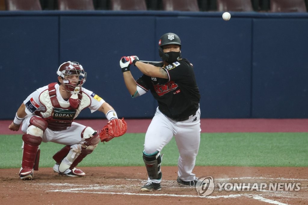 Kang Baek-ho of the KT Wiz (R) hits a groundball to second base against the Kiwoom Heroes during the top of the fifth inning of a Korea Baseball Organization regular season game at Gocheok Sky Dome in Seoul on Aug. 10, 2021. (Yonhap)
