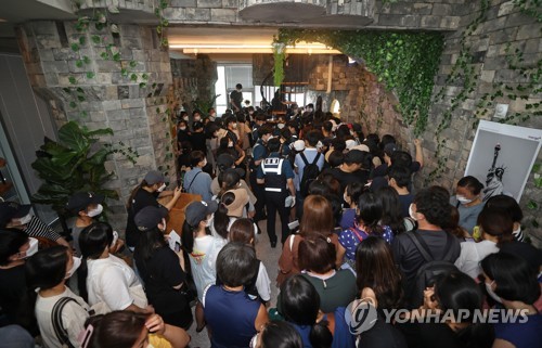 지난해 8월 13일 오후 서울 영등포구에 위치한 결제플랫폼 회사 '머지포인트' 본사에 환불을 요구하는 가입자들이 모여 있는 모습[연합뉴스 자료사진]