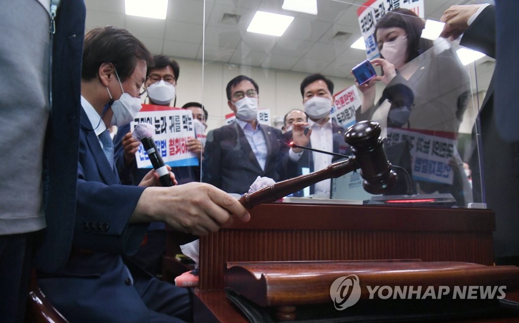 '징벌적 손배' 언론중재법 문체위 통과