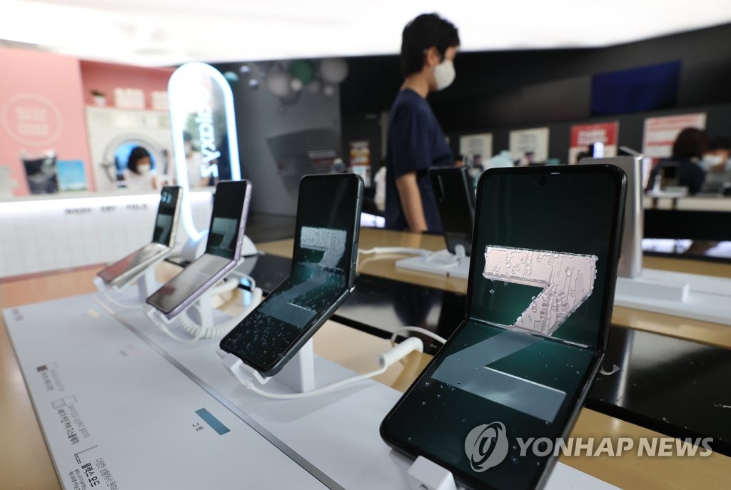 Samsung Electronics Co.'s Galaxy Z Flip3 devices are on display at a store in central Seoul, in this file photo taken Aug. 23, 2021. (Yonhap)