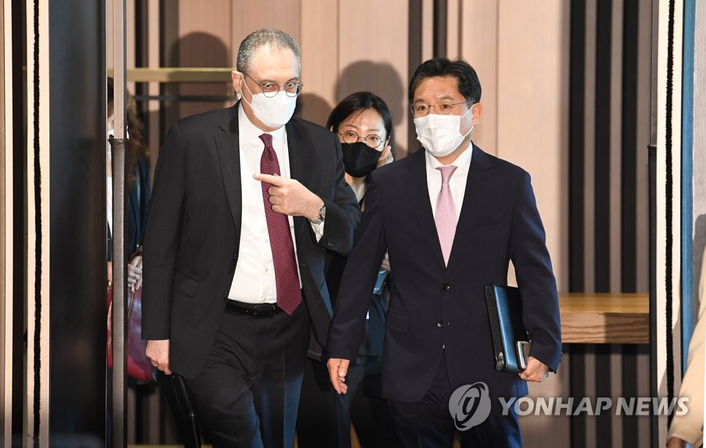 Noh Kyu-duk, the special representative for Korean Peninsula peace and security affairs (R), and Russian Deputy Foreign Minister Igor Morgulov walk into a meeting room in Seoul on Aug. 24, 2021. (Yonhap)