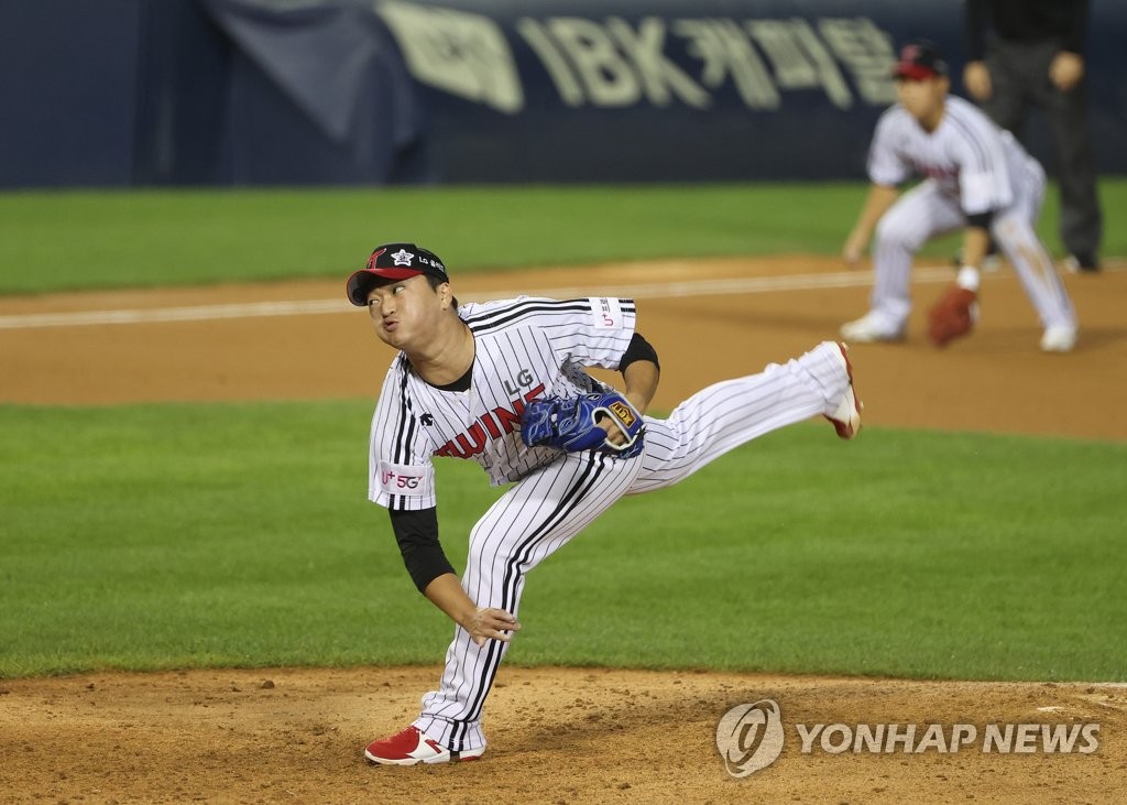Go Woo-suk of the LG Twins pitches against the Samsung Lions in the top of the ninth inning of a Korea Baseball Organization regular season game at Jamsil Baseball Stadium in Seoul on Aug. 27, 2021. (Yonhap)