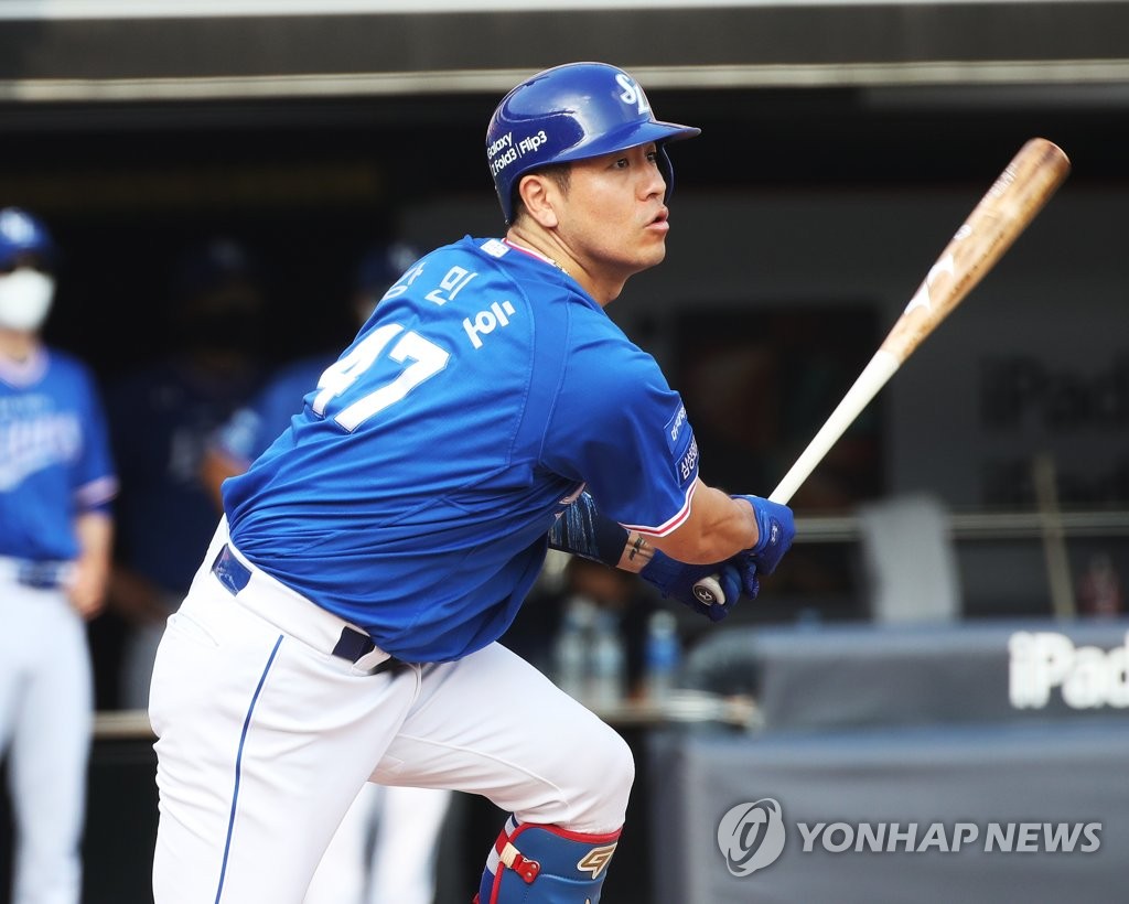 Kang Min-ho of the Samsung Lions hits a two-run single against the KT Wiz during the top of the first inning of a Korea Baseball Organization regular season game at KT Wiz Park in Suwon, 45 kilometers south of Seoul, on Aug. 29, 2021. (Yonhap)