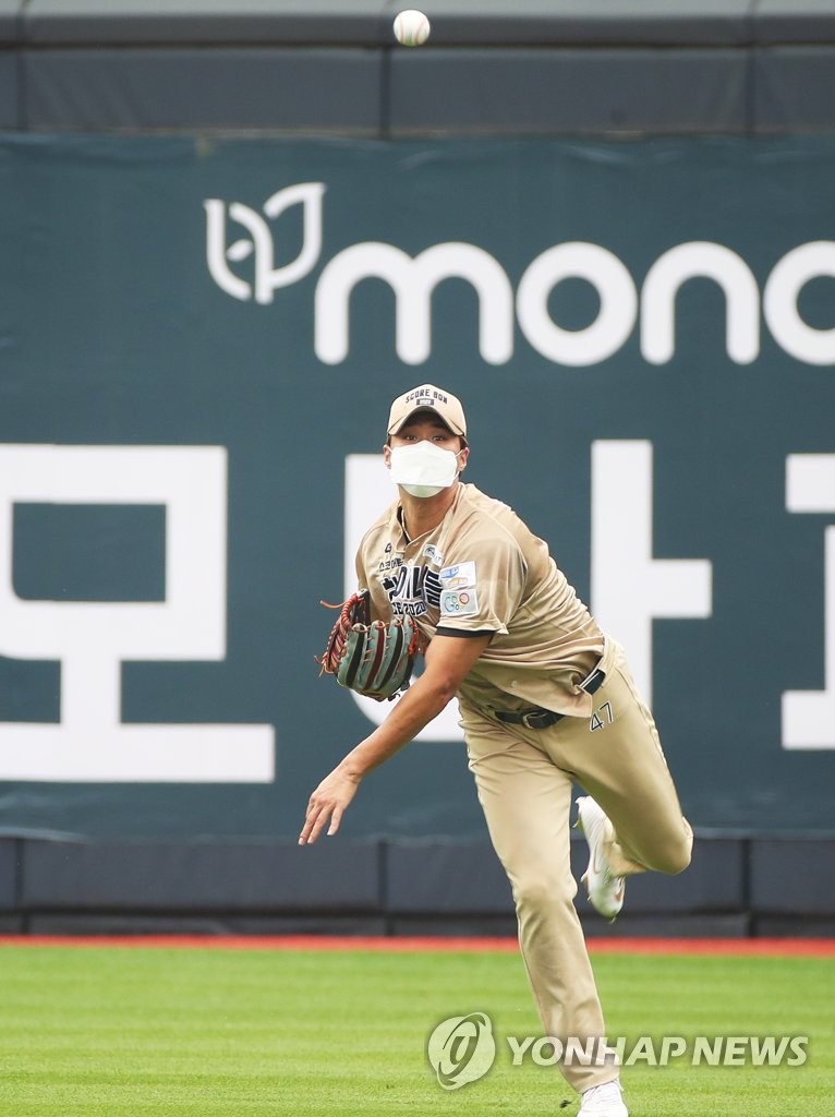 Former Chicago Cubs minor leaguer Kwon Kwang-min makes a throw from the outfield during the open tryout for the Korea Baseball Organization draft-eligible players at KT Wiz Park in Suwon, 45 kilometers south of Seoul, on Aug. 30, 2021. (Yonhap)
