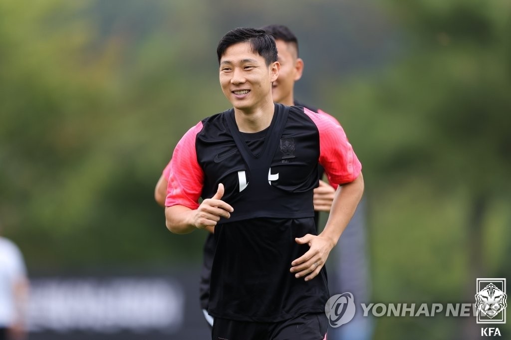 South Korean midfielder Nam Tae-hee warms up before practice with the men's national football team at the National Football Center in Paju, Gyeonggi Province, on Aug. 30, 2021, in this photo provided by the Korea Football Association. (PHOTO NOT FOR SALE) (Yonhap)